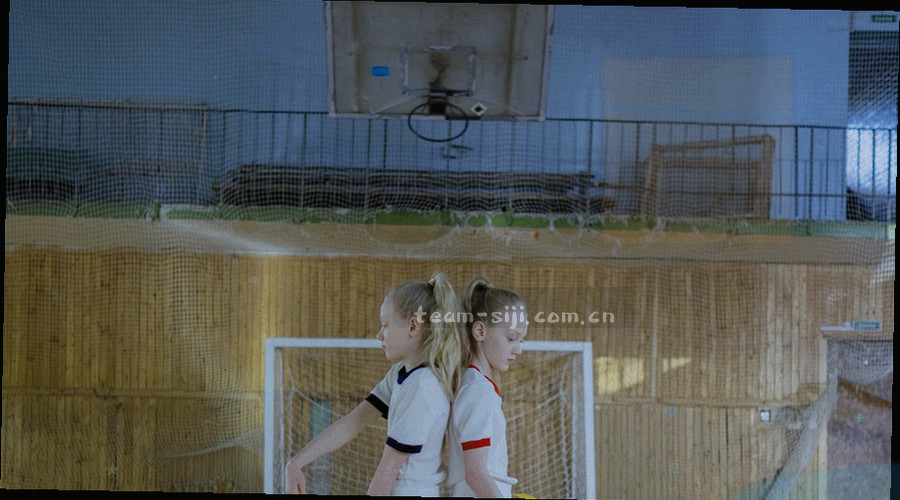 移动中的车厢窗光与屏幕列表抽象叠影，表现通勤时段浏览战报的场景